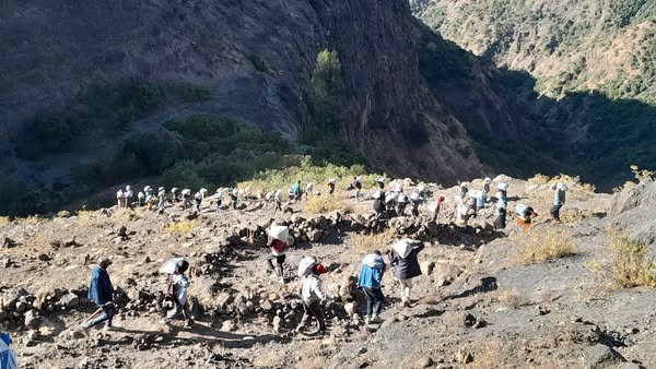 በቀን 14/06/2017 ዓ.ም የግሼ ወረዳ መንግስት ሠራተኞች ለ2ኛ ጊዜ የራቤል ከተማ ንጽህ የመጠጥ ውሃ ግንባታ ስራ ላይ የስራ ዘመቻ አደረጉ፡፡